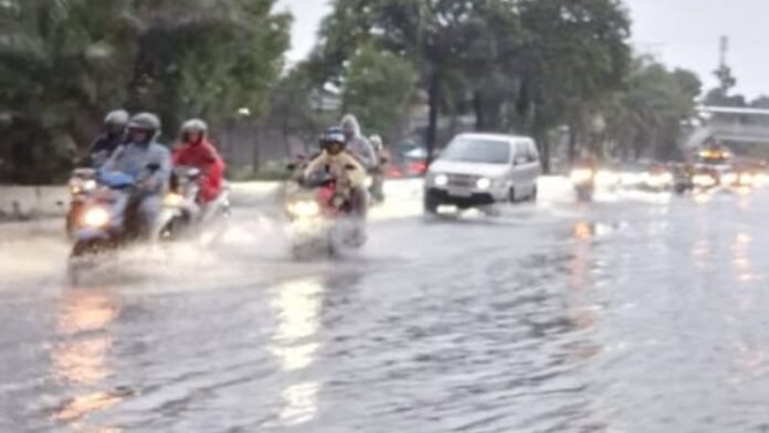 Genangan di Taman Kota Jakarta Barat imbas hujan deras guyur Jakarta._HOLOPIS