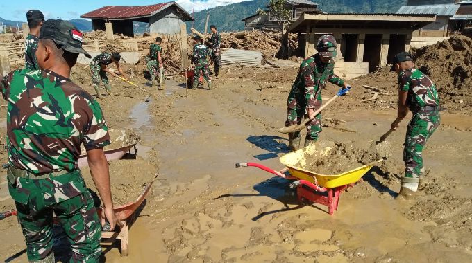 TNI gotong royong membersihkan poliklinik Kesehatan Desa (Polindes) di Desa Toweren Uken, Lut Tawar, Aceh Tengah._HOLOPIS