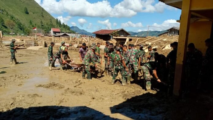 TNI gotong royong membersihkan poliklinik Kesehatan Desa (Polindes) di Desa Toweren Uken, Lut Tawar, Aceh Tengah._HOLOPIS