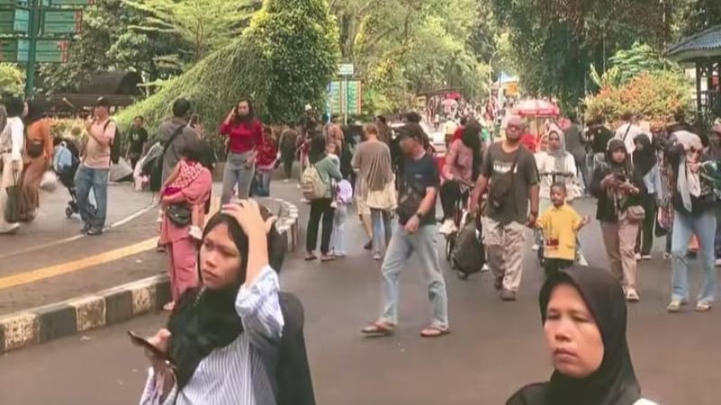 Pengunjung Taman Margasatwa Ragunan (TMR) membludak di awal tahun._HOLOPIS