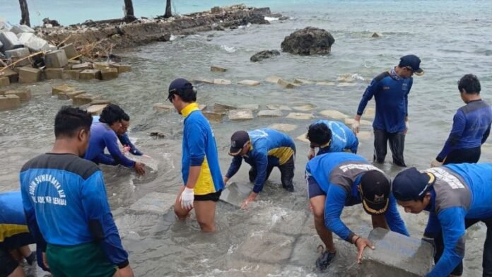 Kepulauan Seribu, membangun tanggul pengaman pantai._HOLOPIS