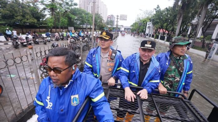 Aparat pemerintah Jakut meninjau genangan di Jalan Gunung Sahari Raya, Pademangan._HOLOPIS