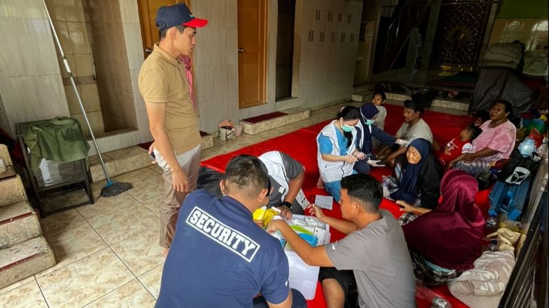 Warga Pegangsaan Dua, Jakut, mengungsi imbas banjir._HOLOPIS