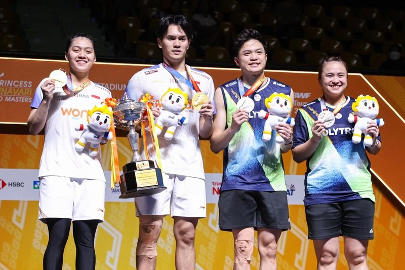 Adnan Maulana-Indah Cahya Sari Jamil dan Bobby Setiabudi-Melati Daeva Oktavianti di atas podium Thailand Masters 2026 - Holopis
