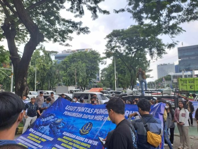 Aksi Aliansi Masyarakat Cinta MBG - Holopis