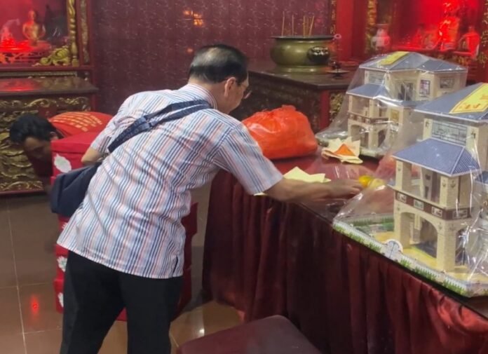 Bersih-bersih vihara Dharma Sakti