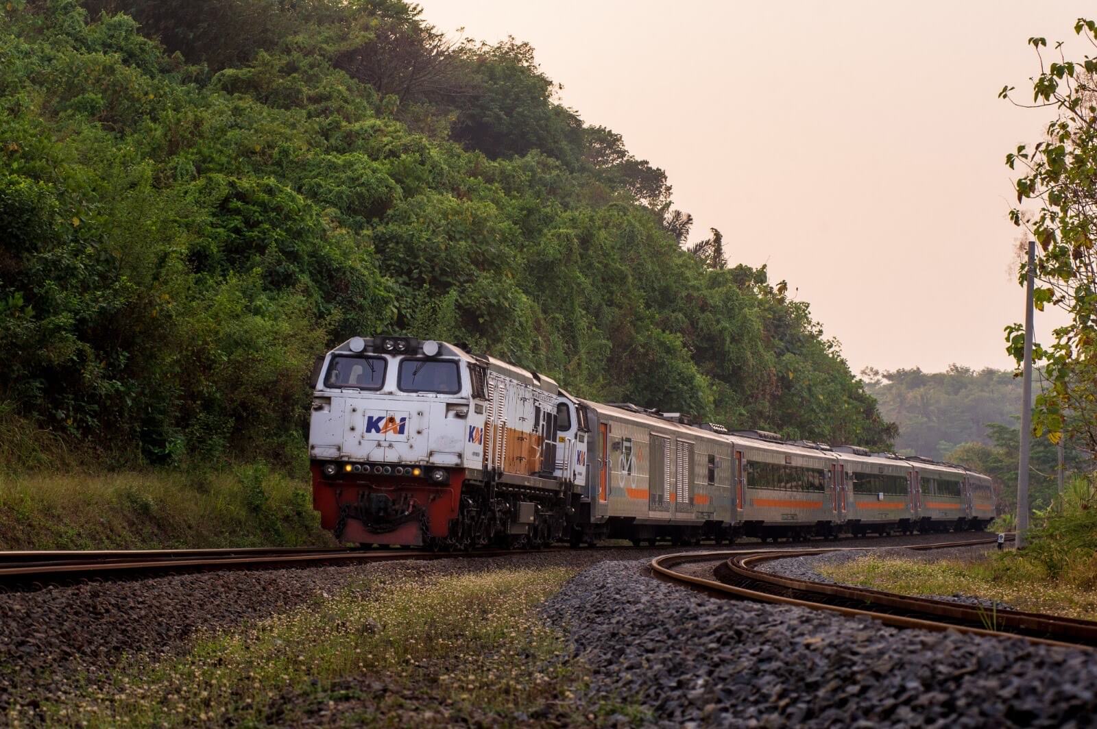 Commuter Line Bandung Raya - Holopis
