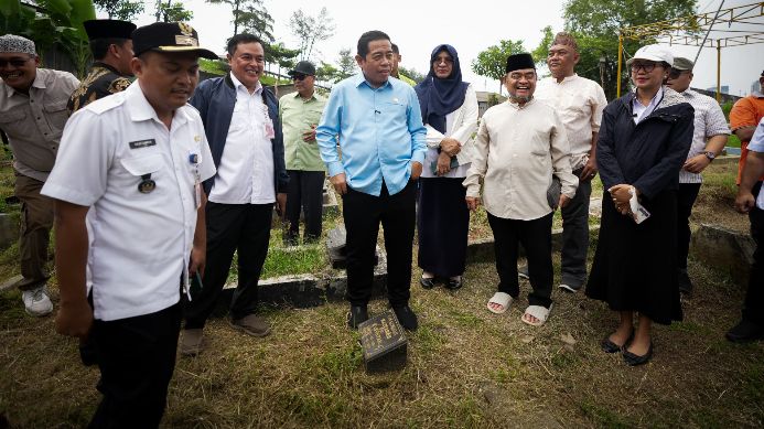 Ketua DPRD DKI Jakarta, Khoirudin meninjau TPU Meruya Utara, Kembangan, Jakbar._HOLOPIS