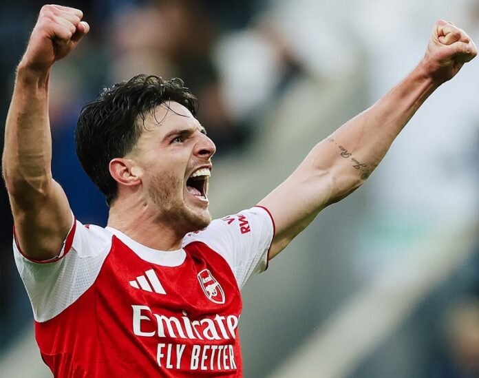 Declan Rice, bintang Arsenal saat selebrasi gol - Holopis