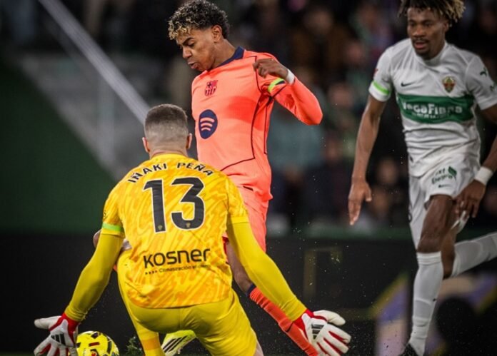 Elche vs Barcelona di Liga Spanyol - Holopis