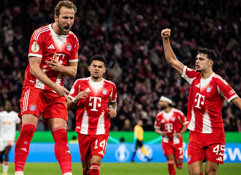 Harry Kane dan skuad Bayern Munchen selebrasi gol lawan RB Leipzig di DFB Pokal - Holopis