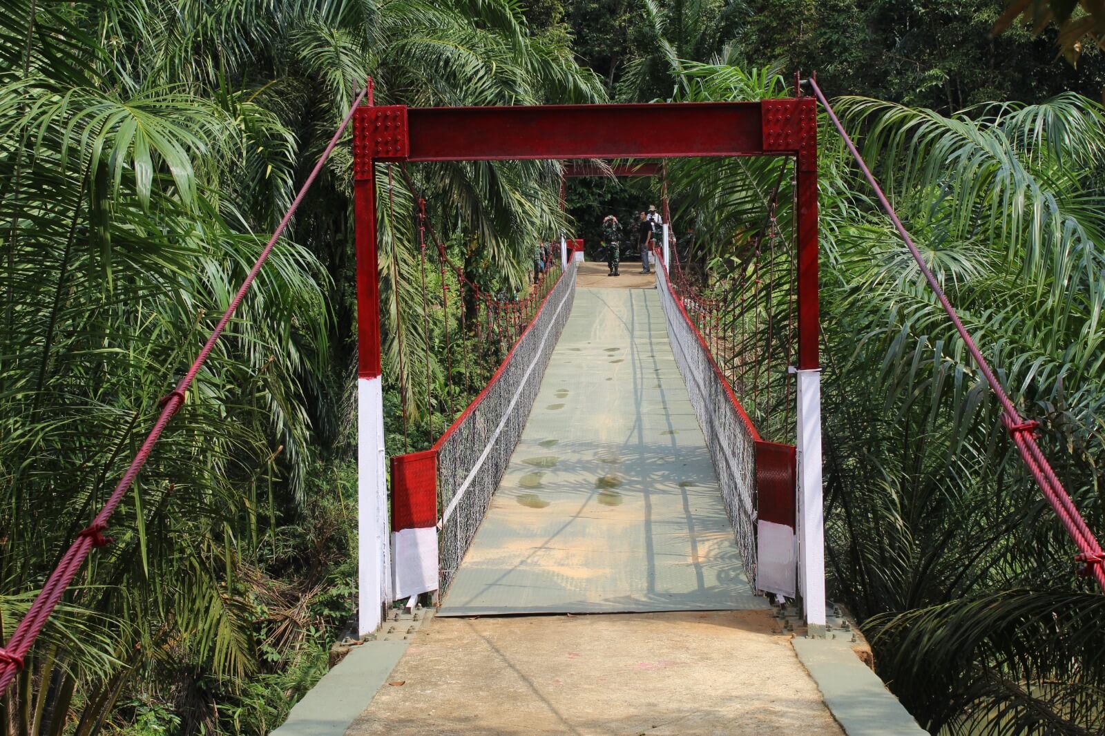 TNI Perbaiki Jembatan Gantung Perintis Sei Kanan Tuntas Demi Mobilitas Warga Jembatan Gantung Perintis di Dusun Patihe Jae - Holopis