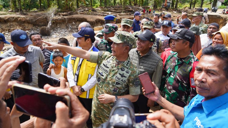 Kasum TNI Letjen Richard Tampubolon bersama Menteri Pekerjaan Umum Dody Hanggodo di wilayah Tukka, Tapanuli Tengah._Holopis