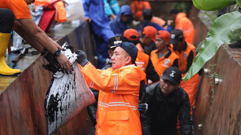 Kegiatan “Jaga Jakarta Bersih” di Cipinang Melayu, Jakarta Timur._HOLOPIS