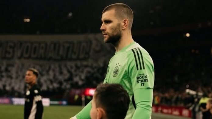 Kiper Timnas Indonesia Marteen Paes debut membela Ajax Amsterdam._HOLOPIS.