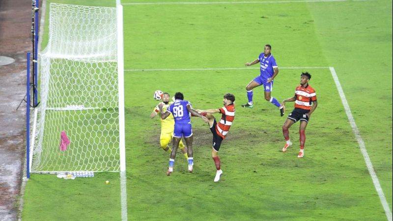 Laga Persib vs Madura United di Stadion GBLA, Bandung, Kamis malam (27/2)._Holopis