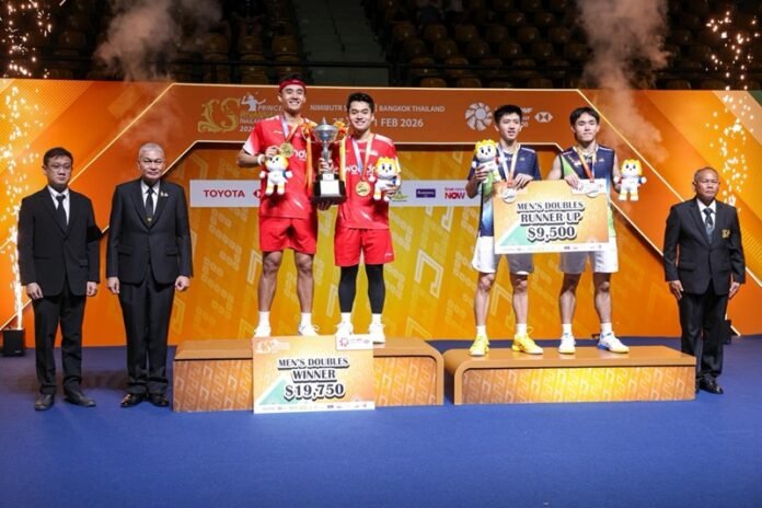 Leo Rolly Carnando-Bagas Maulana dan Raymond Indra-Nikolaus Joaquin di podium juara Thailand Masters 2026 - Holopis