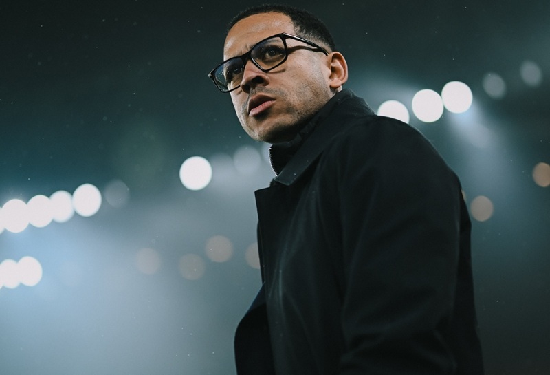 Liam Rosenior, pelatih Chelsea saat melawan Arsenal di semifinal Carabao Cup - Holopis