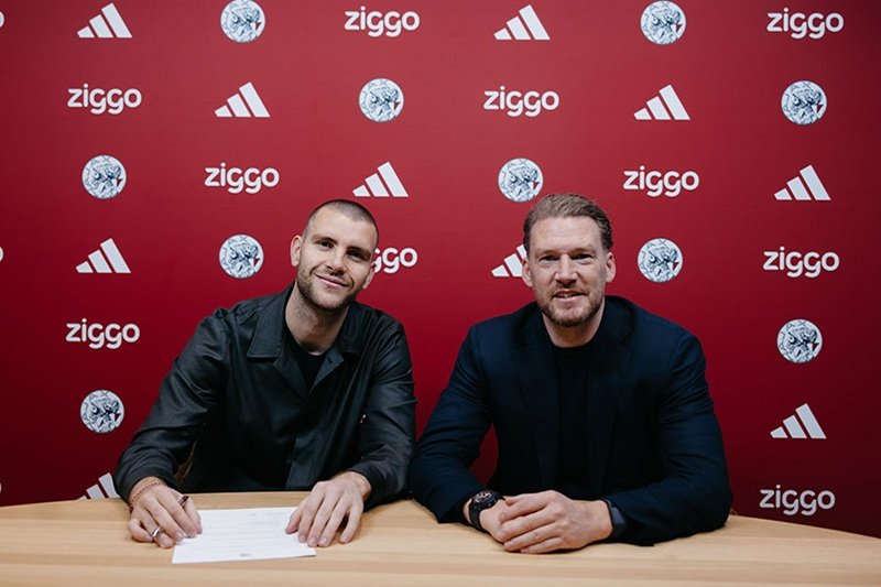 Maarten Paes menandatangani kontrak 3,5 tahun dengan Ajax Amsterdam - Holopis