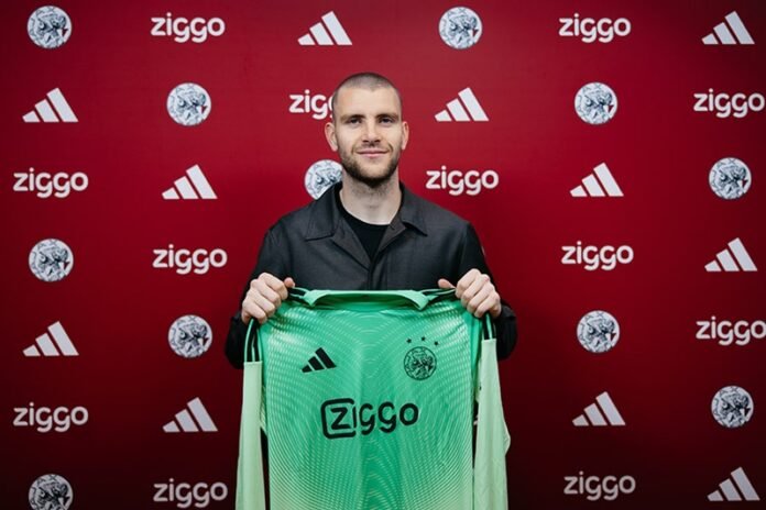Maarten Paes resmi jadi kiper Ajax Amsterdam - Holopis