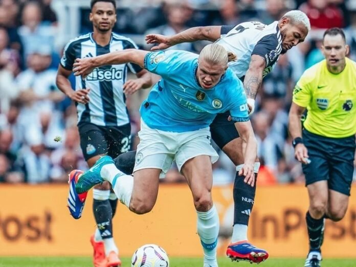 Manchester City vs Newcastle United saat pertandingan Liga Inggris - Holopis