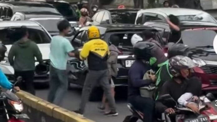 Mobil lawan arah di Jakpus_Holopis Mobil lawan arah hingga menabrak banyak kendaraan lain di Pasar Baru, Jakarta Pusat._Holopis