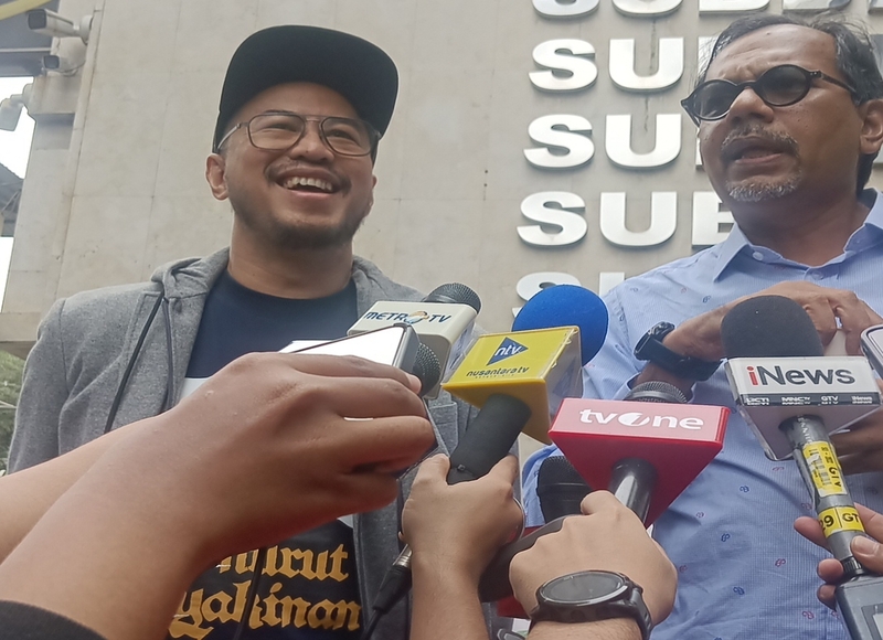 Pandji Pragiwaksono dan Kuasa Hukum Haris Azhar