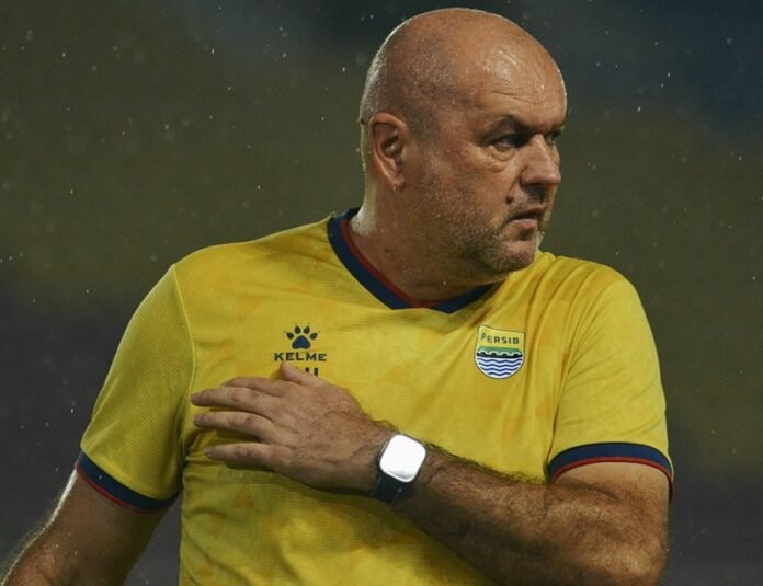 Pelatih Persib Bandung, Bojan Hodak - Holopis