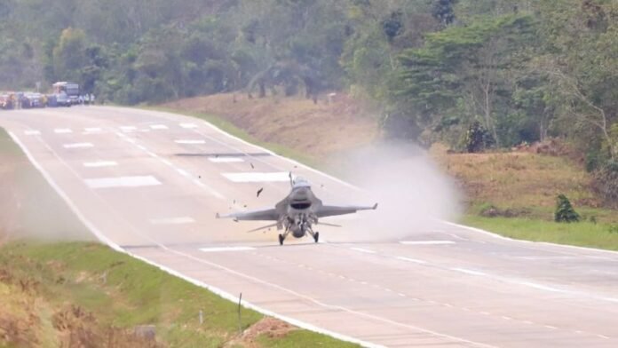 Uji coba pendaratan pesawat jet tempur F-16 di Ruas Tol Terbanggi Besar–Pematang Panggang–Kayu Agung (JTTS)._HOLOPIS