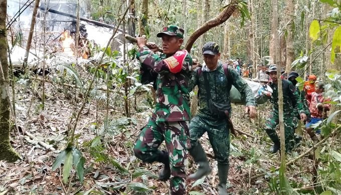TNI temukan dan evakuasi pilot Pesawat Pelita Air PK-PAA di Nukukan, Kalimantan Utara, Kamis (19/2)._Holopis