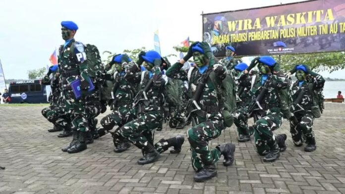 Upacara tradisi pembaretan Polisi Militer TNI AU._Holopis