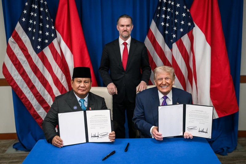 Presiden Prabowo Subianto dan Presiden Trump saat menandatangani Perjanjian Perdagangan Timbal Balik Indonesia-AS di Washington - Holopis