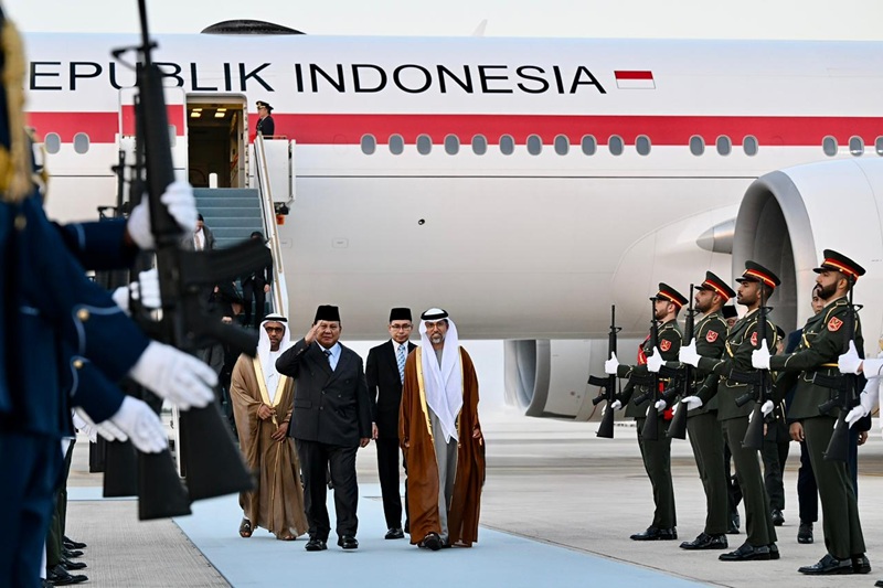 Presiden Prabowo saat tiba di Abu Dhabi dalam kunjungan kenegaraan usai dari Yordania - Holopis
