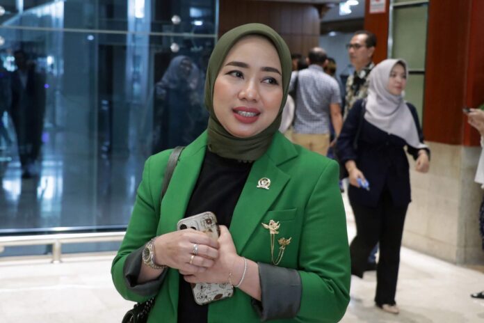Ratna Juwita Sari - Holopis