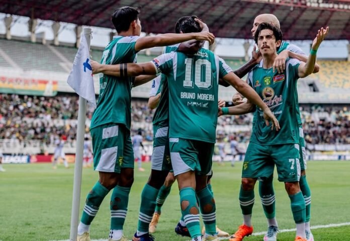 Skuad Persebaya Surabaya saat selebrasi gol di Super League musim ini - Holopis