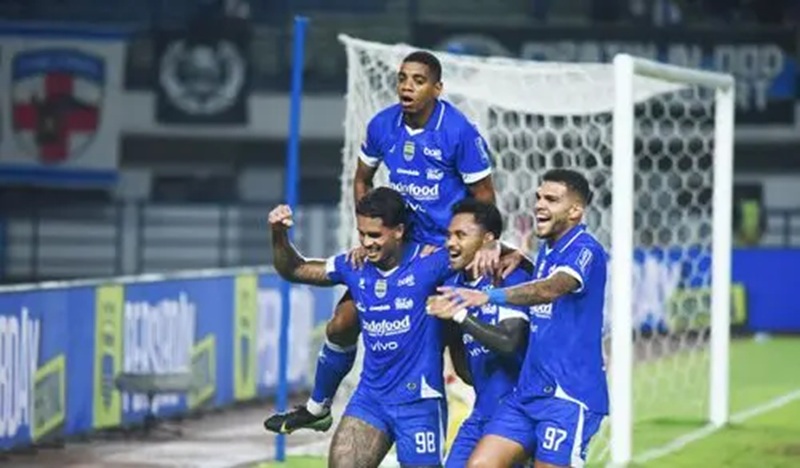 Skuad Persib Bandung selebrasi gol lawan Madura United di lanjutan Super League - Holopis