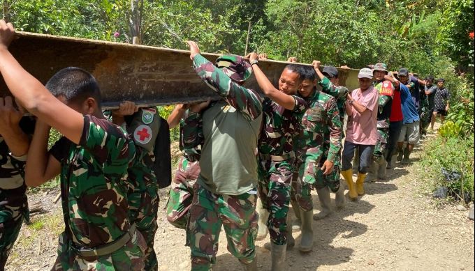 Akses Terputus, TNI AD dan Warga Kompak Bangun Jembatan Darurat di Aceh Tengah 1 TNI AD dan warga bangun jembatan darurat di Desa Termiara, Rusip Antara, Kabupaten Aceh Tengah._Holopis