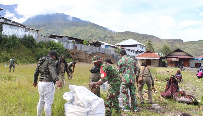 Kodim 1714/Puncak Jaya bersih-bersih di Pasar Mama-Mama (Nagalomuni) Mulia Kota._Holopis