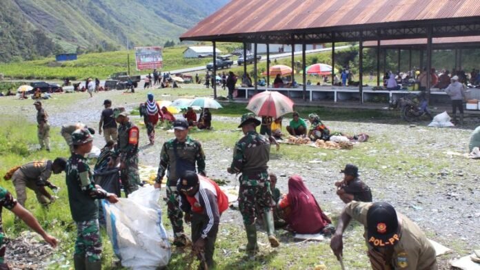 TNI Papua_Holopis Kodim 1714/Puncak Jaya bersih-bersih di Pasar Mama-Mama (Nagalomuni) Mulia Kota._Holopis