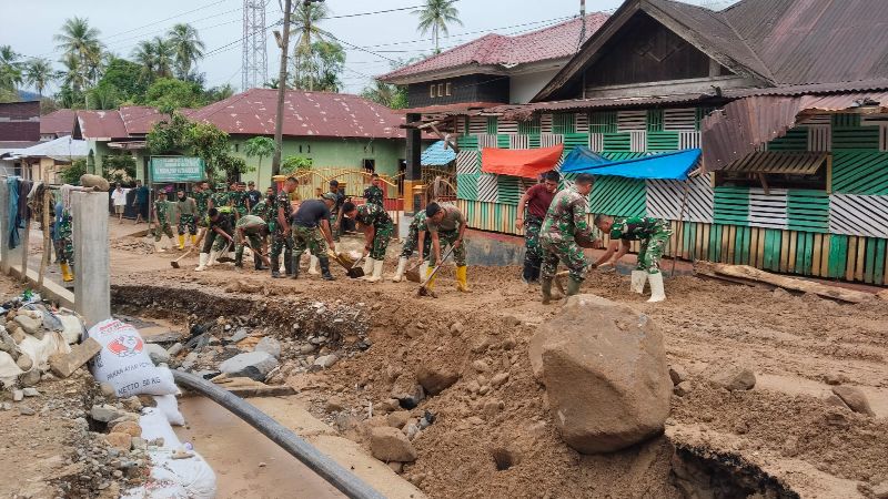 TNI bergerak cepat pulihkan akses dan infrastruktur pasca banjir bandang susulan di Sumut._HOLOPIS