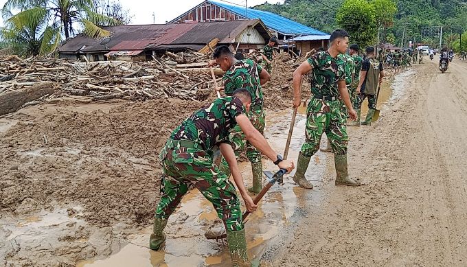 Tanggul Jebol di Tapanuli, TNI Turun Tangan Perbaiki Jalan dan Cegah Banjir Susulan 1 TNI bergerak cepat pulihkan akses dan infrastruktur pasca banjir bandang susulan di Sumut._HOLOPIS
