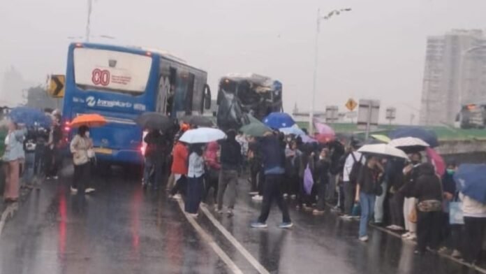 Kecelakaan bus Transjakarta Koridor 13, Senin pagi, (23/2)._Holopis