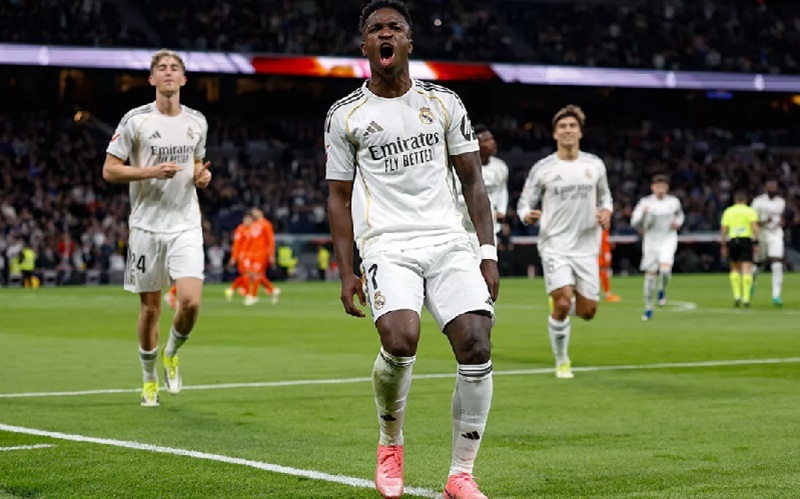 Vinicius Junior dan skuad Real Madrid saat selebrasi gol - Holopis