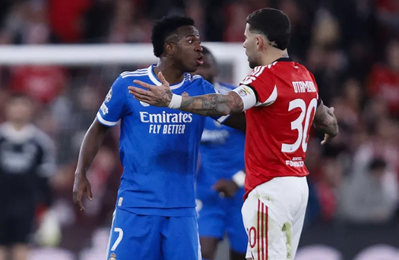 Vinicius Junior saat diduga mendapat hinaan dari Prestianni pada laga Benfica vs Madrid - Holopis