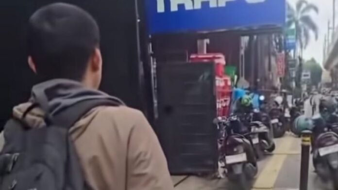 Viral tuna netra kesulitas melintas di trotoar kawasan Fatmawati, Jaksel karena parkir liar motor._HOLOPIS