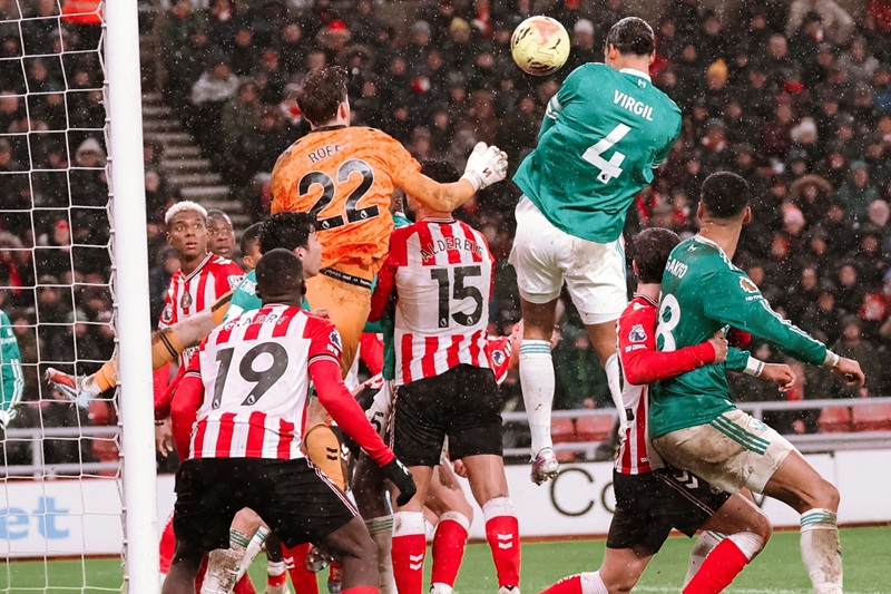 Virgil van Dijk cetak gol ke gawang Sunderland - Holopis