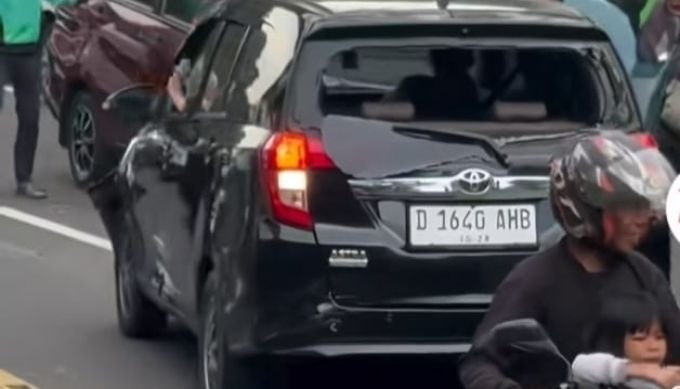 Mobil yang lawan arah dan banyak kendaraan di Jakarta Pusat._Holopis