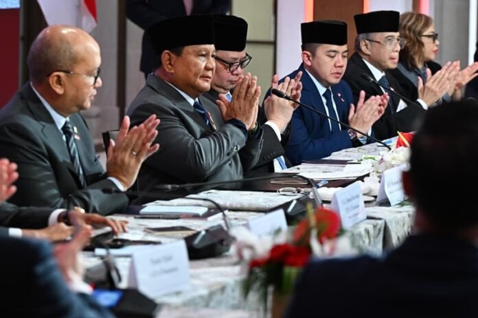 Presiden Prabowo Subianto Saat Hadir Di Sesi Roundtable Pada Business Summit Di Washington Dc Holopis 2