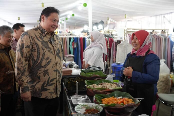 Airlangga Cek Tenant Produk Umkm Di Semarak Ramadan Holopis