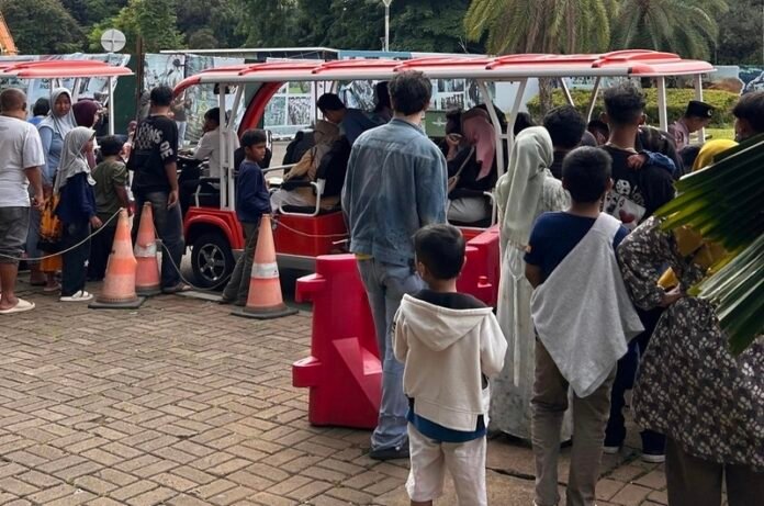 Antrian shuttle bus di Monas